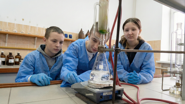 Майбутнє галузі: «Артеріум» підтримав університетський проєкт з практичної хімії для школярів